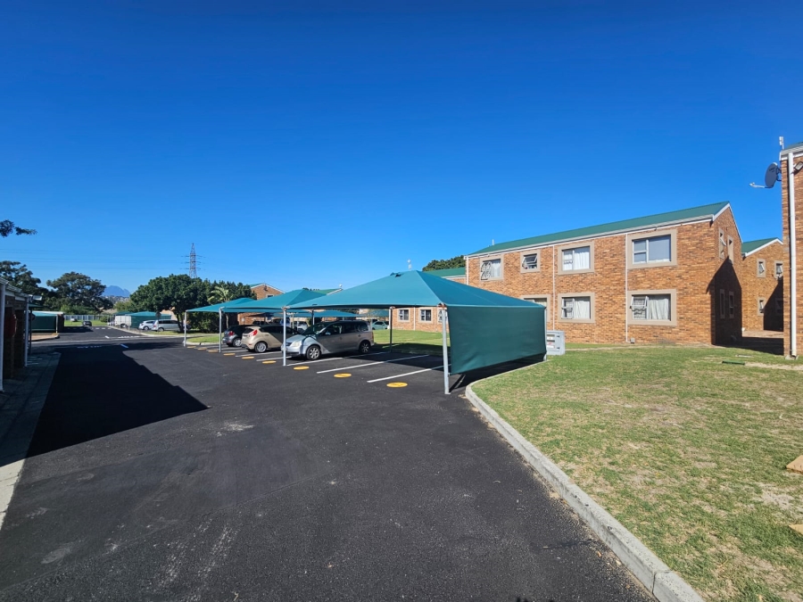 1 Bedroom Property for Sale in Oakglen Western Cape
